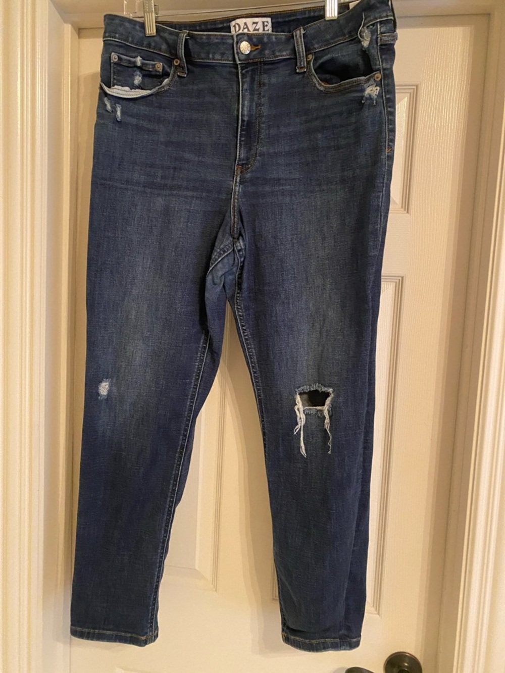 Daze Women's Distressed Dark Blue Jeans Sz 33